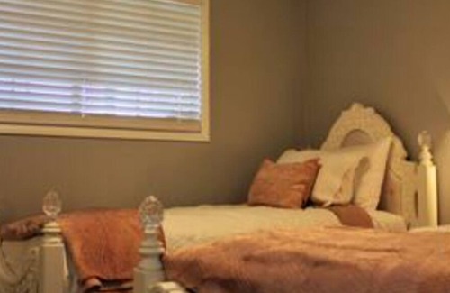 Orange House | OC Prime Spot! 3bd Hot Tub+ Dog Friendly, Weekend Rates