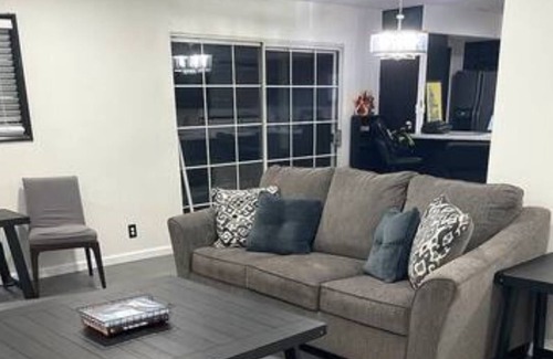 Orange House | OC Prime Spot! 3bd Hot Tub+ Dog Friendly, Weekend Rates