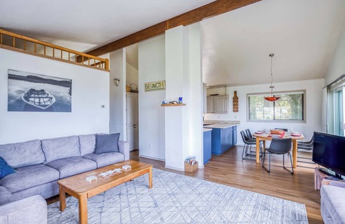 Tillamook House | Ocean and Bay View, Two Living Spaces, Hot Tub, Ping-Pong