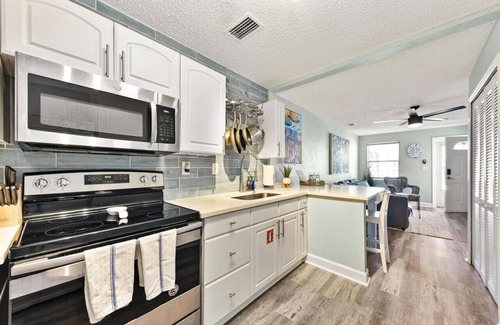 Jacksonville Beach House | Ocean Blue Cottage|1 Block to Beach| Close to Mayo