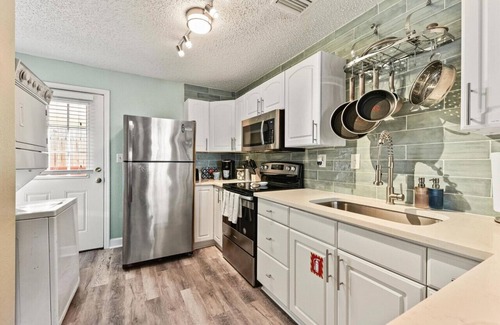 Jacksonville Beach House | Ocean Blue Cottage|1 Block to Beach| Close to Mayo