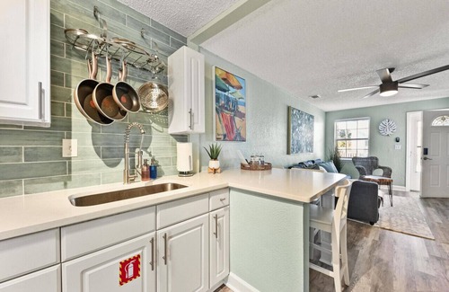 Jacksonville Beach House | Ocean Blue Cottage|1 Block to Beach| Close to Mayo