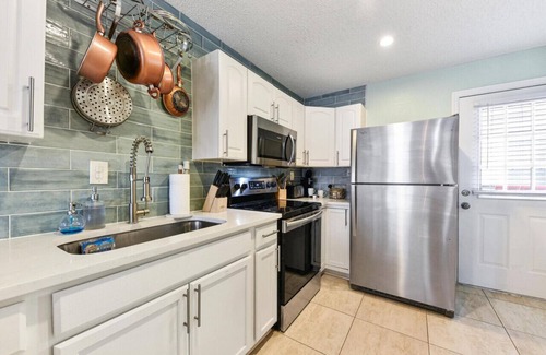Jacksonville Beach House | Ocean Blue Cottage 2|1 Blk to Beach| Close to Mayo