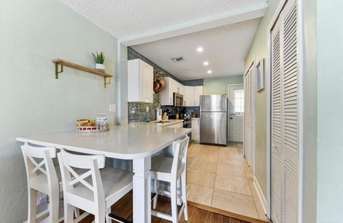 Jacksonville Beach House | Ocean Blue Cottage 2|1 Blk to Beach| Close to Mayo