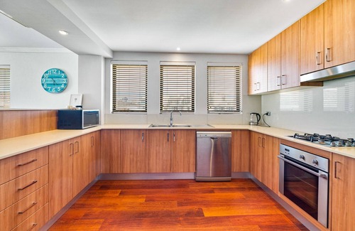 Blue Bay Apartment | OCEAN BREEZE | LUXURY APARTMENT WITH OCEAN VIEWS AT THE ENTRANCE