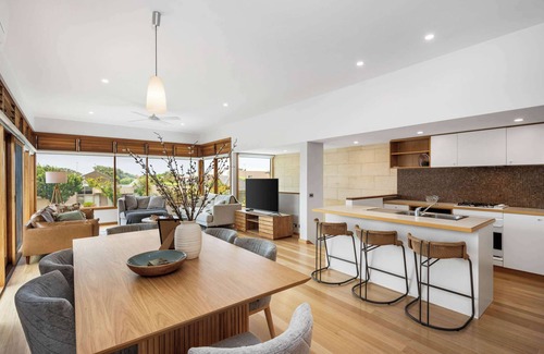 Surf Coast House | Ocean Breeze - Retreat in Torquay, Sleeps 11!