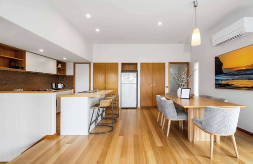 Surf Coast House | Ocean Breeze - Retreat in Torquay, Sleeps 11!