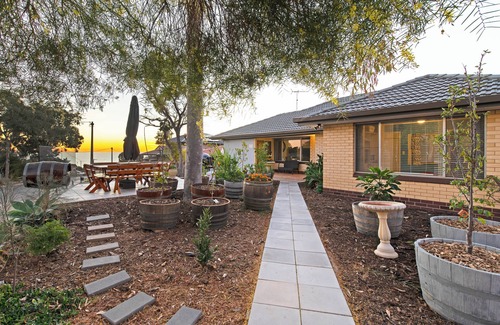 Hallett Cove Apartment | Ocean Breeze Studio 2min walk to train and ocean