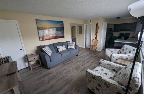 Jacksonville Beach Apartment | Ocean Breeze. Cozy apartment 2 Blocks from the ocean and within 6 miles of MAYO