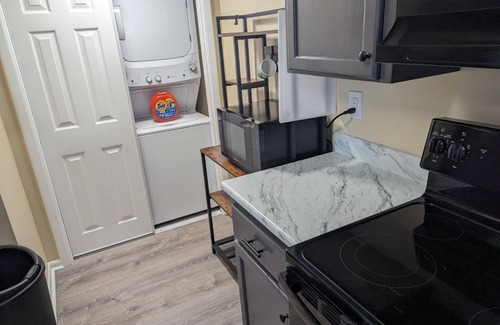 Jacksonville Beach Apartment | Ocean Breeze. Cozy apartment 2 Blocks from the ocean and within 6 miles of MAYO