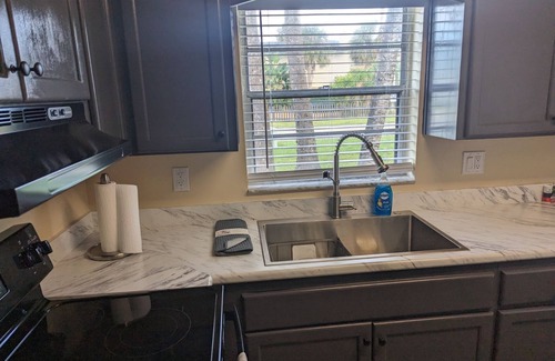 Jacksonville Beach Apartment | Ocean Breeze. Cozy apartment 2 Blocks from the ocean and within 6 miles of MAYO
