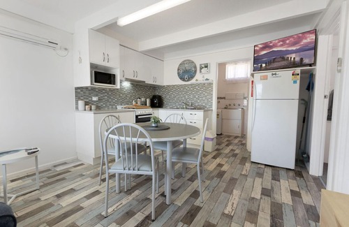 Lakes Entrance House | Ocean Bridge - 300m from the foreshore and the footbridge to 90 Mile Beach