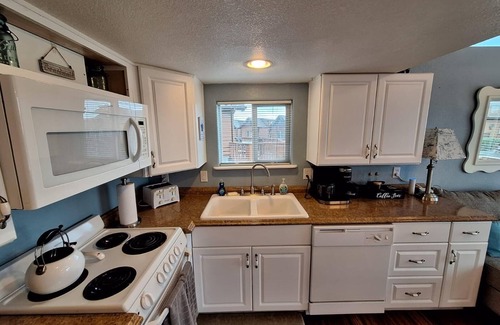 Smith River Cabin | Ocean Cabin 23 with Private Hot Tub - Perfect for Honeymoons and Romantic Getaways (Private Beach Owned by White Rock Resort)