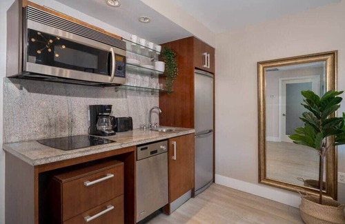 South Beach Condo | Ocean Dr 1BR Apt w/Rooftop Pool, 93 Walk Score