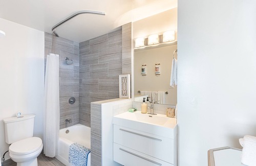 Downtown Bed & Breakfast | 💫Ocean Dream plush Condo W/ complementary parking and Pool 💫