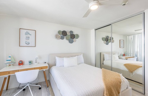 Downtown Bed & Breakfast | 💫Ocean Dream plush Condo W/ complementary parking and Pool 💫