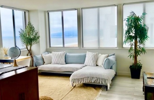 Downtown Bed & Breakfast | 💫Ocean Dream plush Condo W/ complementary parking and Pool 💫