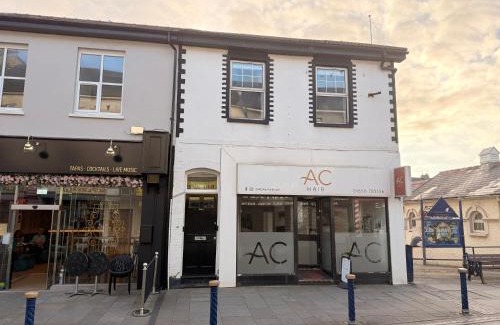 Porthcawl Apartment | OCEAN ESCAPE 200m From the Sea, High Spec Town Centre Entire Flat, 3 Bedrooms, TVs All Rooms