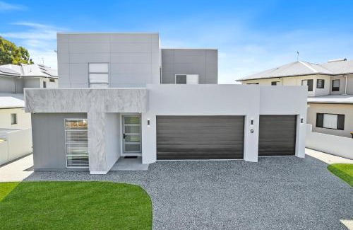 Bongaree House | Ocean Escape - Majestic, Luxurious Canal Home