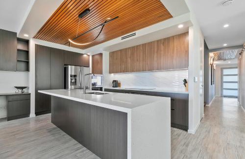 Bongaree House | Ocean Escape - Majestic, Luxurious Canal Home