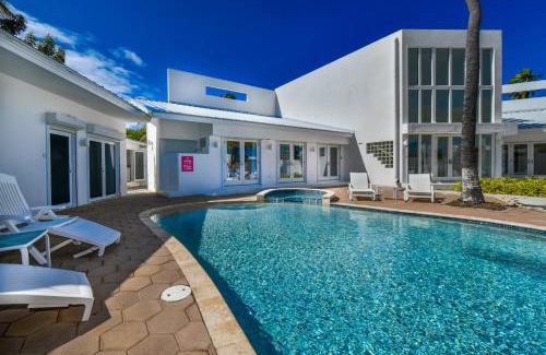 Malmok Villa | Ocean front 8-Bedroom 7-Bath Sunset views MALMOK!
