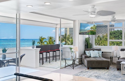 Waikiki Condo | Ocean Front Condo with Endless Sunset Views