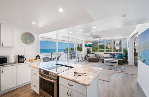Waikiki Condo | Ocean Front Condo with Endless Sunset Views