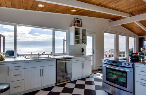 South Beach House | Ocean Front Hot Tub, South Beach, Newport, Dog Friendly!