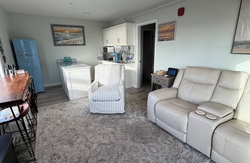 Hampton Condo | Ocean Front Penthouse Suite Magnificent Oceans views & King Bed