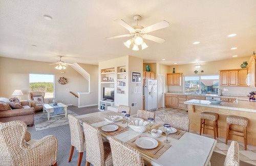 Long Beach House | OCEAN FRONT, Pets OK, Ping Pong, Near Town and Discovery Trail (Ocean View A)