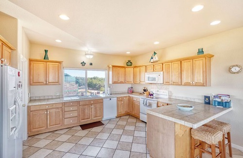 Long Beach House | OCEAN FRONT, Pets OK, Ping Pong, Near Town and Discovery Trail (Ocean View A)