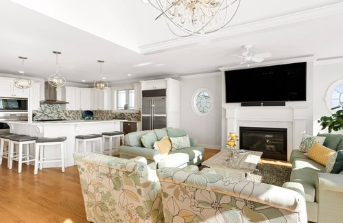 North Beach Haven House | Ocean Front. Roof Top Deck. Hot Tub. Beach Badges. WIFI. 152075