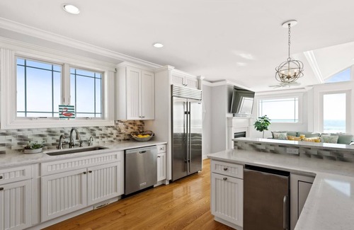 North Beach Haven House | Ocean Front. Roof Top Deck. Hot Tub. Beach Badges. WIFI. 152075