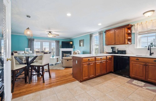 Salisbury Beach Condo | Ocean Hideaway | Rooftop Deck | Fireplace