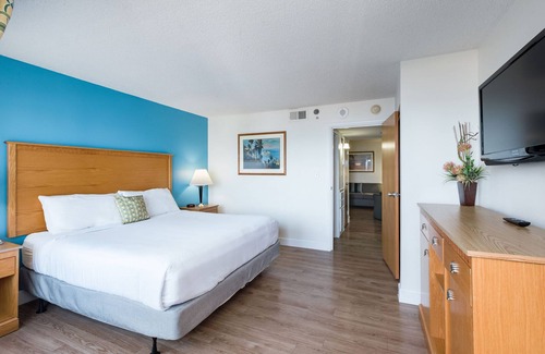 Northeast Virginia Beach Resort | Ocean Key Resort Directly Across the Street from Beach with Balcony!