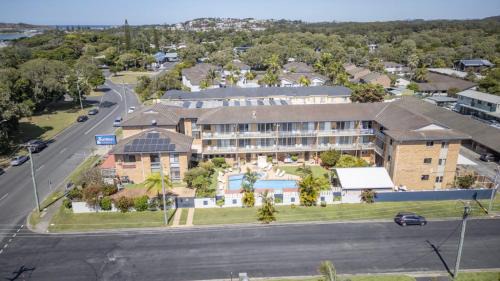 Coffs Harbour House | Ocean Parade 20 - Ocean Parade 20 - Resort access, BBQ, Surf Beach