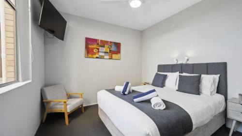 Coffs Harbour Apartment | Ocean Parade 9 - Cafes, Stroll to beach, BBQ, Pool