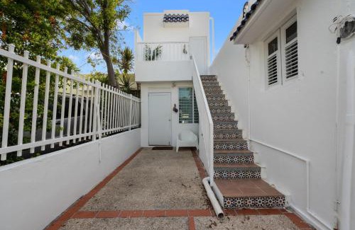 Parque Apartment | Ocean Park Studio Steps to beach Keyless entry
