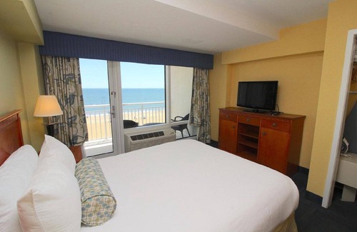 Northeast Virginia Beach Resort | Ocean Sands Resort oceanfront suite with balcony