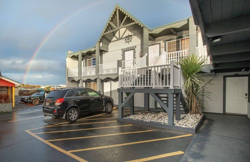 Ocean Shores Hotel | Ocean Song - Queen Studio Room at Wanderlust Inn, Pet Friendly