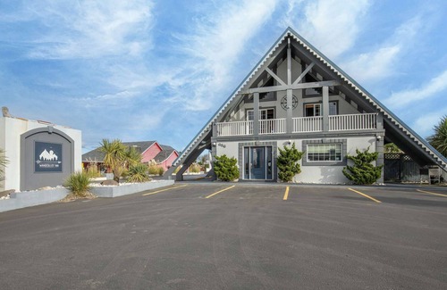 Ocean Shores Hotel | Ocean Song - Queen Studio Room at Wanderlust Inn, Pet Friendly