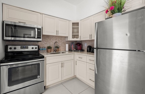 West Avenue Apartment | Ocean Suite 2BD/1BA steps to LincolnRd SoBe