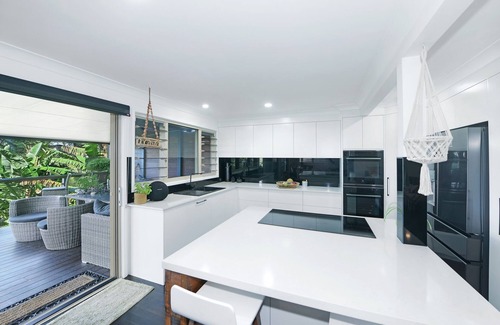 Avoca Beach House | OCEAN SUNRISES-AVOCA BEACH-Ocean & lake views, birdlife, 2 min drive to beach