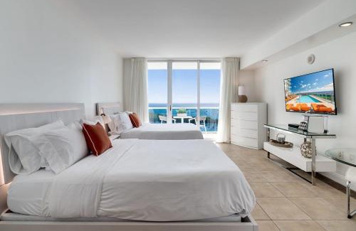 Coconut Grove House | Ocean View Balcony steps from Restaurants, Peacock Park & Marina