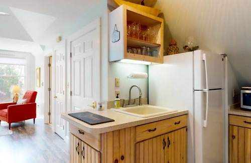 Boothbay Harbor Apartment | Ocean View | Coastal Cottage Loft | Walk to Harbor