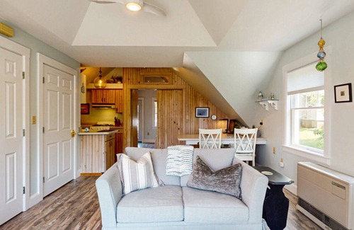 Boothbay Harbor Apartment | Ocean View | Coastal Cottage Loft | Walk to Harbor