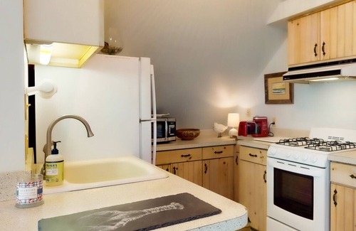 Boothbay Harbor Apartment | Ocean View | Coastal Cottage Loft | Walk to Harbor