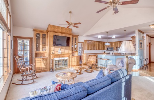Depoe Bay Apartment | Ocean-View Depoe Bay Condo with King Suite Overlooks Seawall, Spouting Horn!