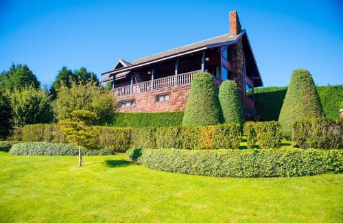 Santo da Serra Ski Chalet | Ocean View Garden Retreat by the Golf Course