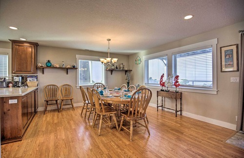 Lincoln City House | Ocean-View Lincoln City Retreat w/3 Viewing Decks